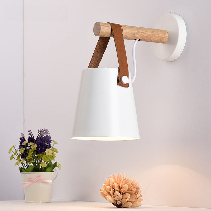 Lampe Murale Moderne Conique Bois et Métal Pour Ambiance Contemporaine