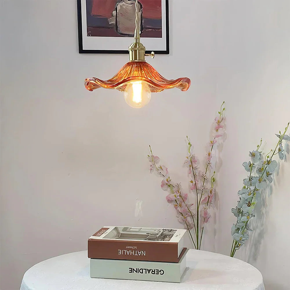 Suspension en Verre Floral avec Détails en Laiton