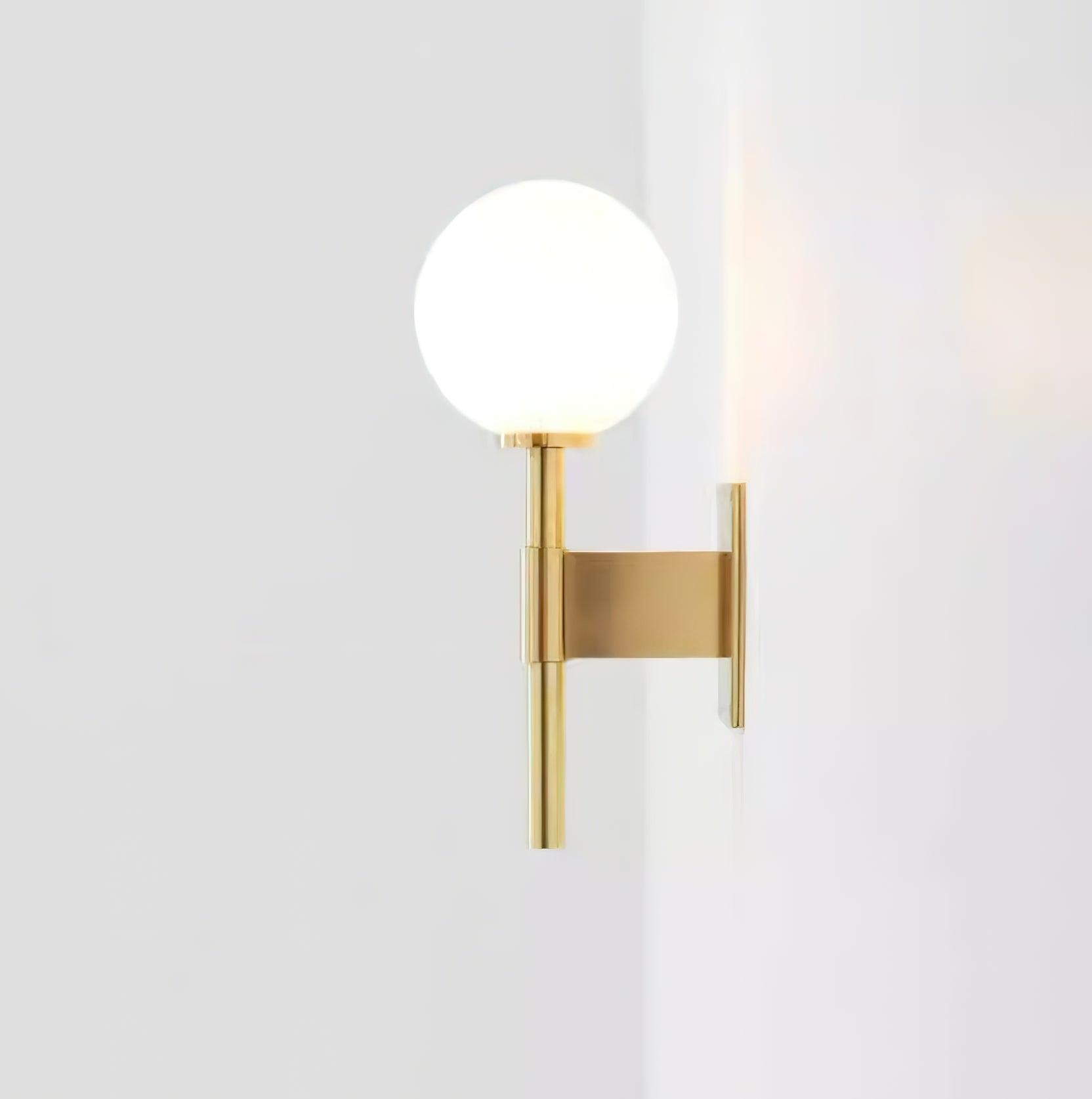 Lampe Murale Moderne En Laiton Avec Globe Verre Dépoli Élégante