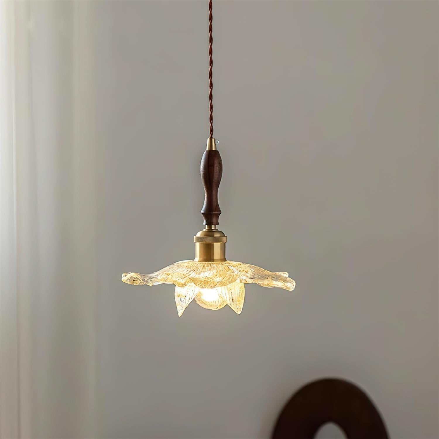 Suspension Lampe Lotus En Résine Avec Pétales Dorés Pour Ambiance Élégante