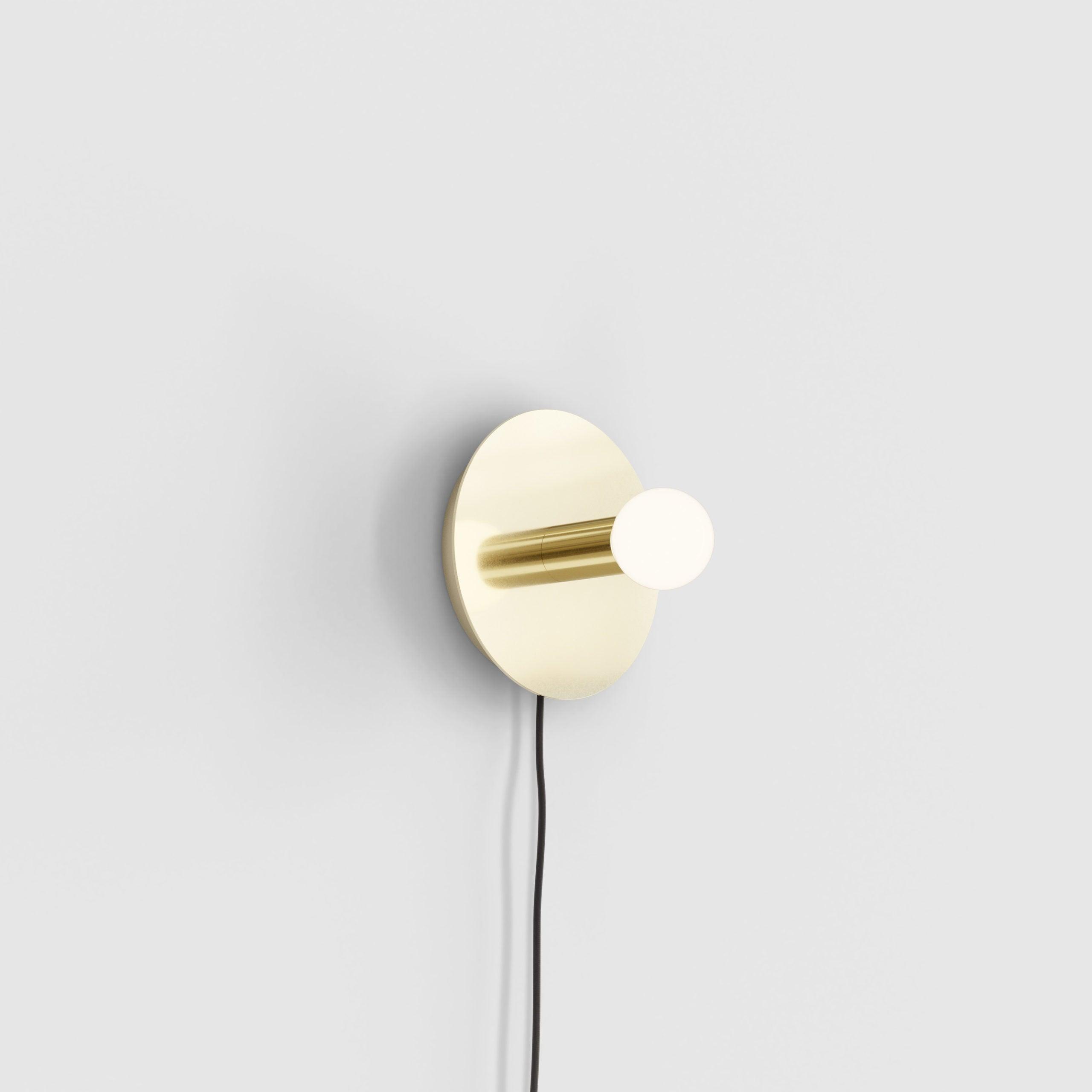 Lampe Murale En Laiton Avec Ampoules Exposées Pour Un Design Géométrique