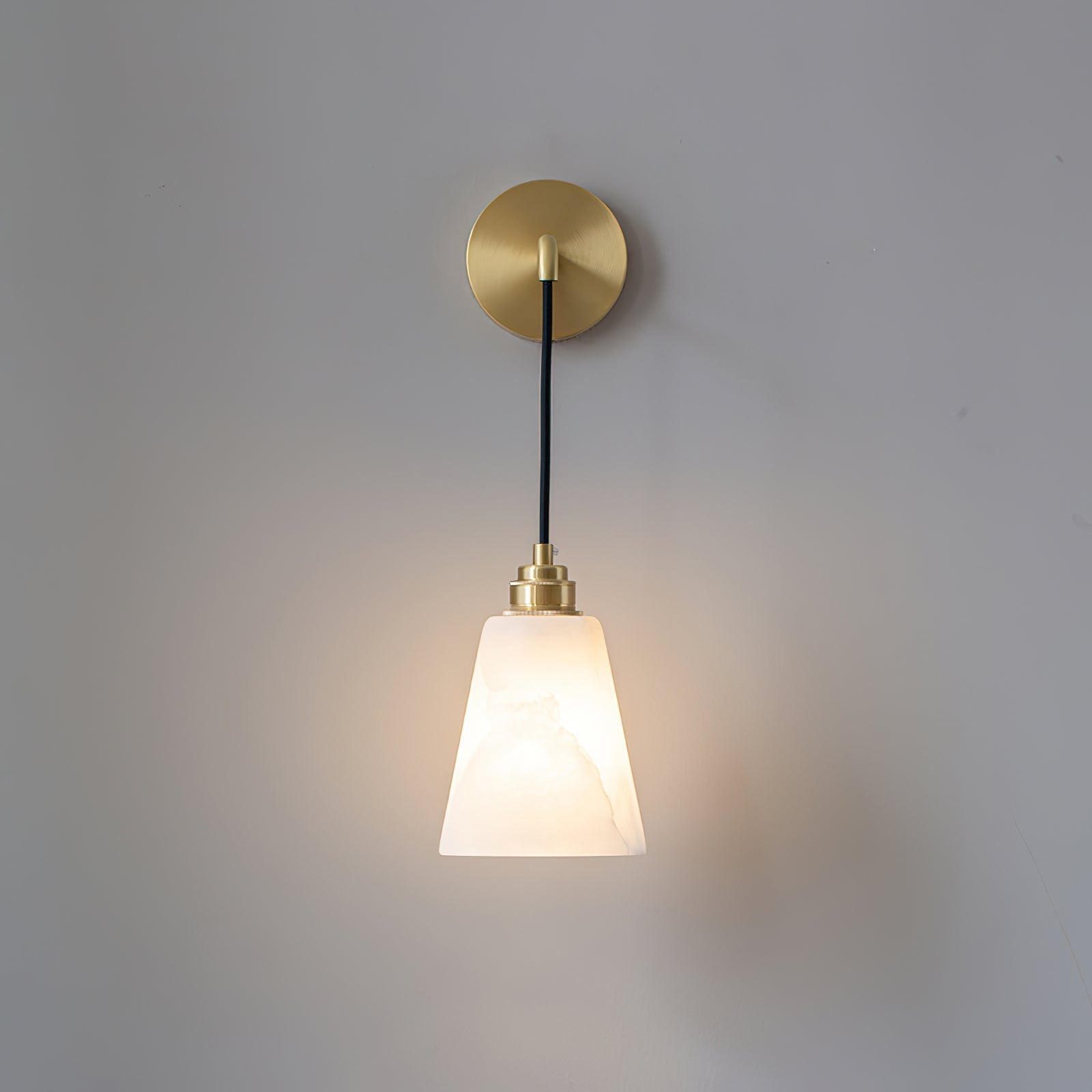 Suspension Murale En Albâtre Et Métal Pour Lumière Douce Et Épurée