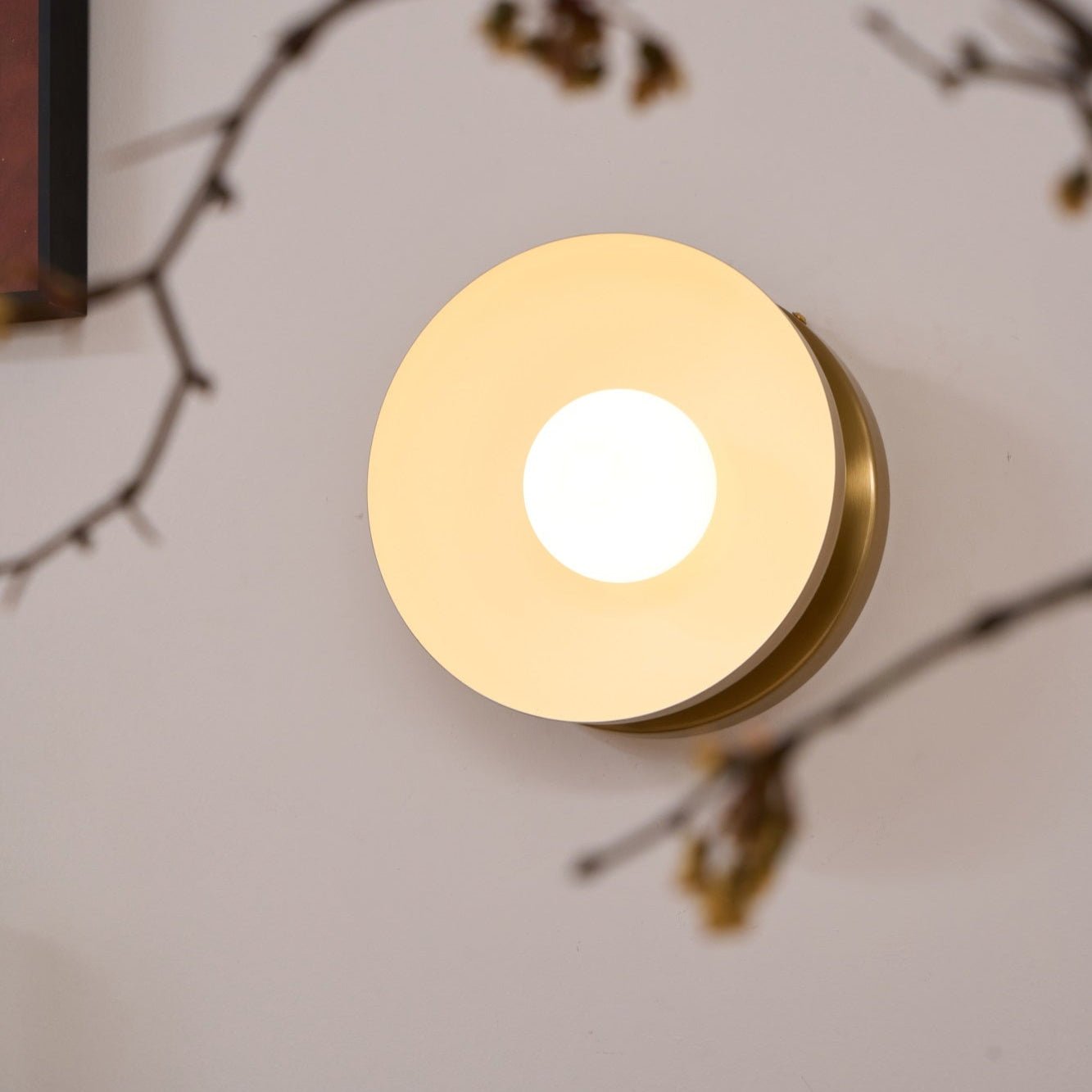 Lampe Murale Épurée en Verre et Laiton pour Ambiance Élégante