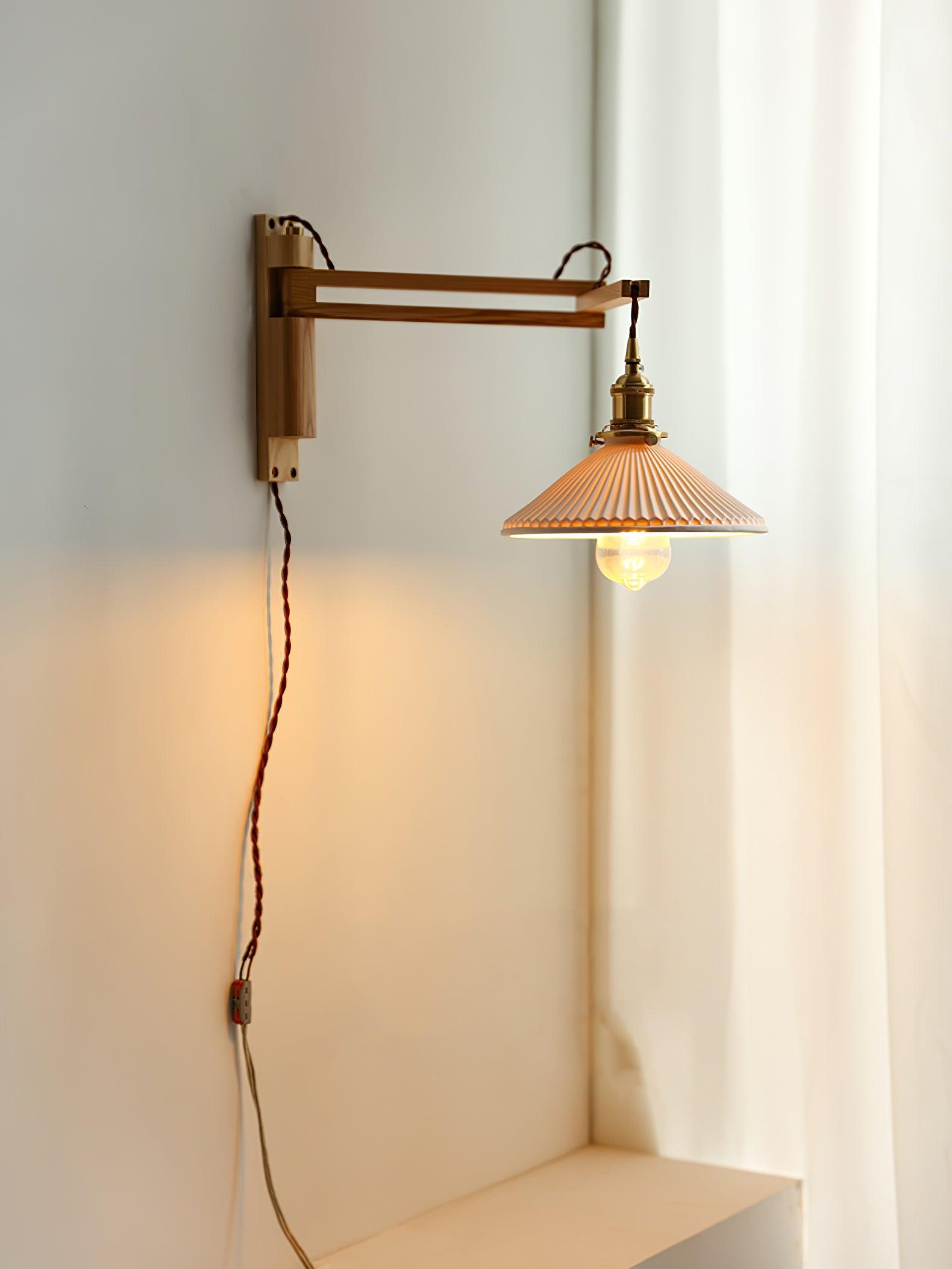 Lampe Murale Nordique À Bras Oscillant En Noyer Et Céramique Élégante